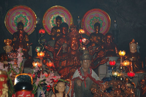 HUONG TICH CHU - Statue di Buddha e di Bodhisattva dominano la caverna ed in primo piano Chuan De la statua dai 