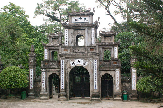 PAGODA DEI PROFUMI - La porta di accesso alla Pagoda Thien Chu vista dall'interno 