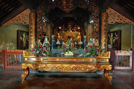 PAGODA DEI PROFUMI - Thien Chu Pagoda: l'altare della sala principale