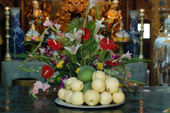 PAGODA DEI PROFUMI - Pagoda che porta in Paradiso: offerte di fiori e frutta