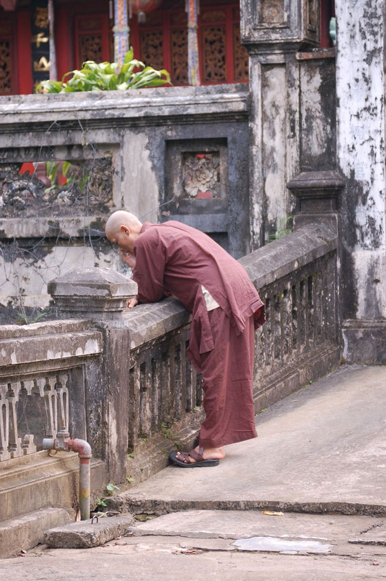 PAGODA DEI PROFUMI - Thien Chu Pagoda: un bonzo