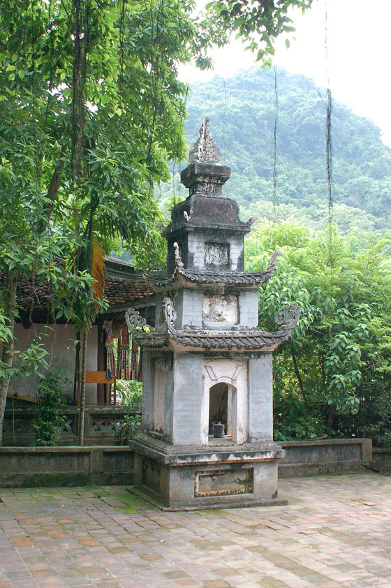 PAGODA DEI PROFUMI - Pagoda che Porta in Paradiso: uno stupa, reliquiario buddhista