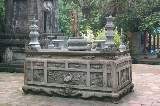 PAGODA DEI PROFUMI - Pagoda che Porta in Paradiso: questi altari in pietra all'aperto danno un senso di grande armonia con il creato