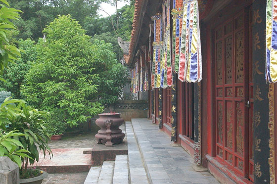 PAGODA DEI PROFUMI - Pagoda che Porta in Paradiso: la bellezza e il calore dei legni rossi esaltano i colori verdi della vegetazione circostante