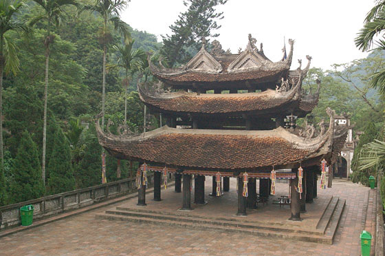PAGODA DEI PROFUMI - Pagoda che Porta in Paradiso: i tradizionali tetti all'insù dell'architettura vietnamita