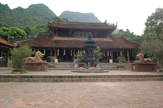 PAGODA DEI PROFUMI - La Pagoda che Porta in Paradiso è circondata da monti ed ubicata in posizione appartata