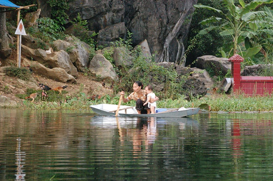 PAGODA DEI PROFUMI - Ripercorrendo il fiume Yen: una donna incuriosisce il suo bambino con l'acqua o con qualcosa che si trova dentro