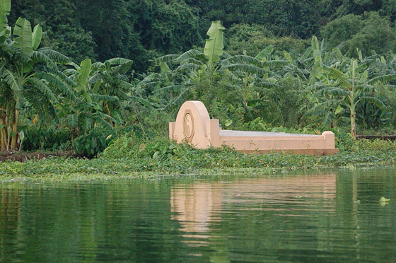 PAGODA DEI PROFUMI - Una tomba sulle rive del fiume Yen con il simbolo del Tao