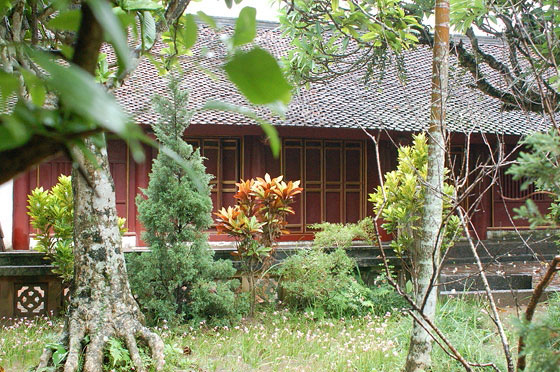 HOA LU - Tempio Dinh Tien Hoang: un padiglione tra la lussureggiante vegetazione