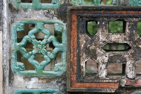 HOA LU - Tempio Dinh Tien Hoang: particolare di una balaustra