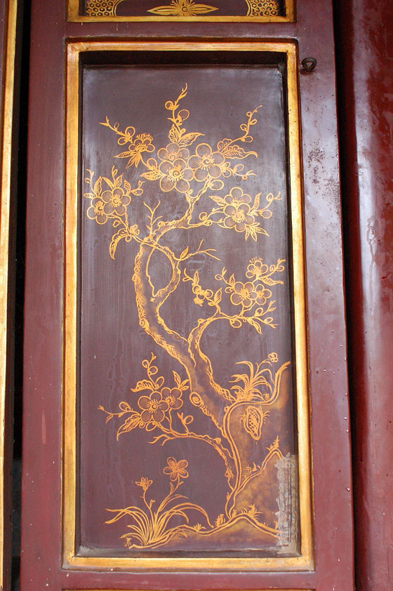 HOA LU - Tempio Dinh Tien Hoang: uno dei pannelli della porta di accesso con disegni orientaleggianti  in oro