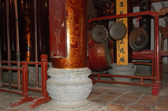 HOA LU - Tempio Dinh Tien Hoang: particolare del basamento in pietra di una colonna in legno