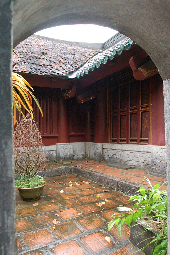 HOA LU - Tempio Dinh Tien Hoang: la pioggia enfatizza i colori delle ceramiche, della pietra e del legno dipinto