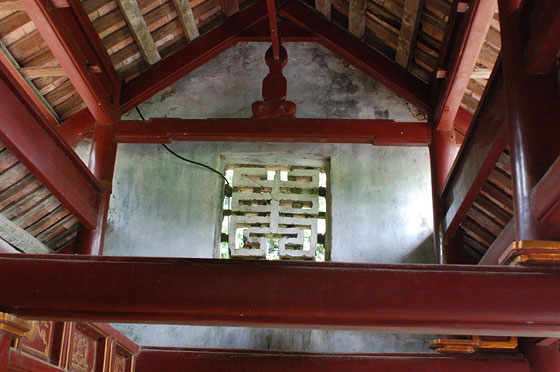 HOA LU - Le colorate travi in lacca rossa del soffitto della porta di accesso al Tempio Le Dai Hanh (Duong Van Nga)
