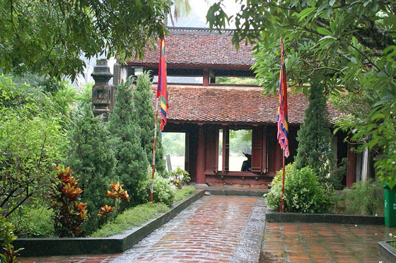 HOA LU - Tempio Le Dai Hanh: oltrepassata la porta di accesso, ci voltiamo indietro a guardarla