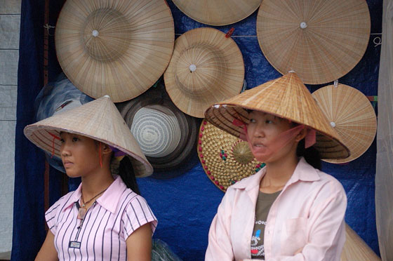 VIETNAM CENTRO-SETTENTRIONALE - Tam Coc: i tradizionali cappelli conici vietnamiti e le varianti in vendita nei pressi del molo