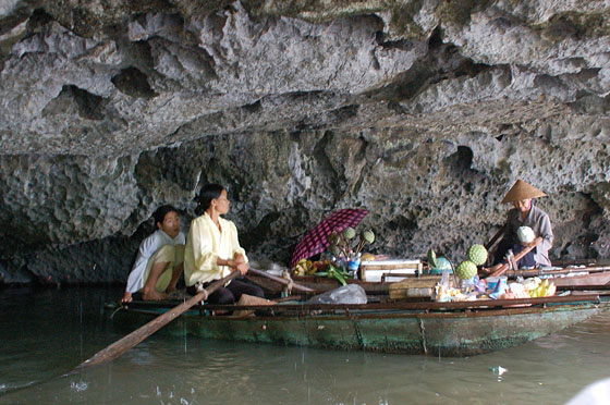 TAM COC - Al riparo dalla pioggia nella terza grotta Hang Cuoi