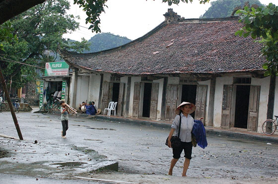 VIETNAM CENTRO-SETTENTRIONALE - Architettura tradizionale vietnamita nei pressi del molo di Tam Coc