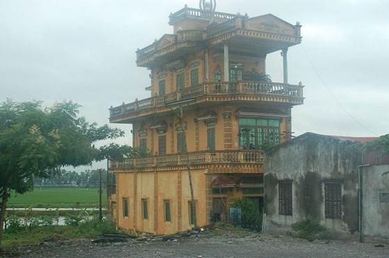 VIETNAM CENTRO SETTENTRIONALE - Una caratteristica abitazione a galleria vista durante il ritorno ad Hanoi: sembrava una 