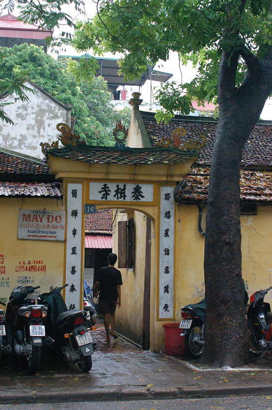 HANOI - L'ingresso secondario, verso i locali di servizio della pagoda 