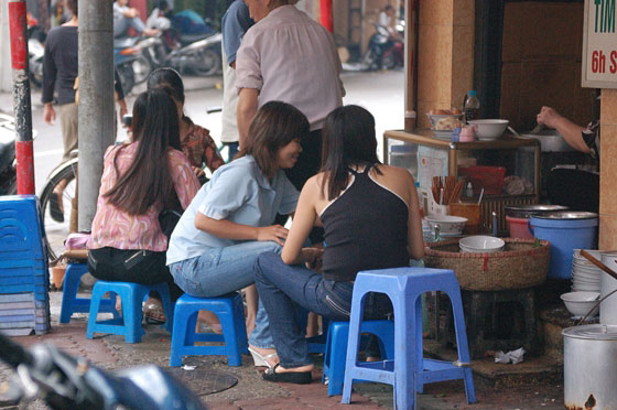 HANOI - Il Quartiere Vecchio: seduti su piccoli sgabelli di plastica a mangiare sui marciapiedi
