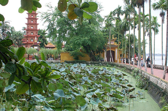HANOI - Pagoda di Tran Quoc sulle sponde del lago Ho Tay: l'ingresso principale