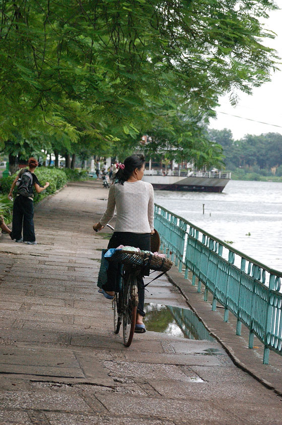 HANOI - In bicicletta sulle sponde del lago Ho Tay
