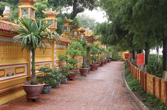 HANOI - Pagoda di Tran Quoc: dall'ingresso principale da questo percorso si raggiunge la Corte degli Stupa e il Quartiere residenziale dei monaci