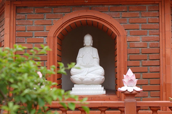 HANOI - Statua in marmo di Buddha all'interno di una alcova della Lotus Tower