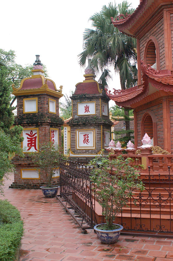 HANOI - Pagoda di Tran Quoc - Corte degli Stupa: ideogrammi rappresentati sulle facce degli stupa