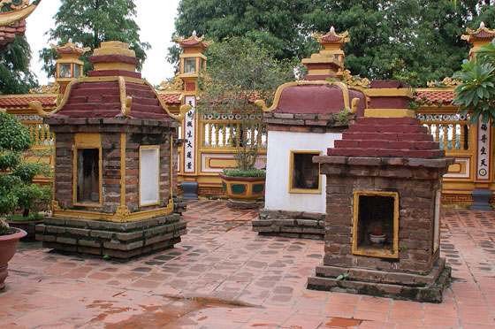 HANOI - Pagoda di Tran Quoc: il giardino è disseminato di monumenti funebri dedicati a monaci