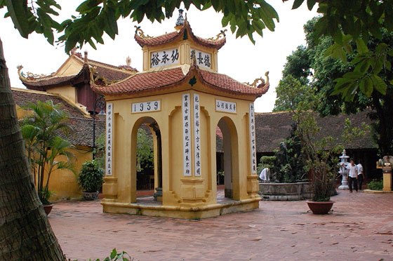 HANOI - Pagoda di Tran Quoc: il padiglione della stele che ricorda la storia del luogo