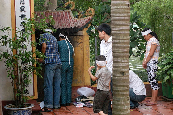 HANOI - Pagoda di Tran Quoc - Corte frontale: offerte votive