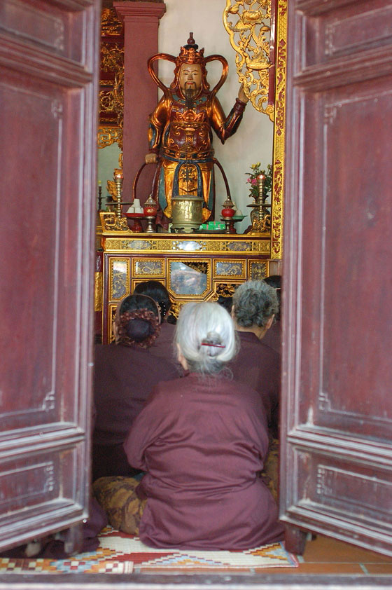 HANOI - Pagoda di Tran Quoc - Santuario principale: l'altare dei Guardiani della Legge