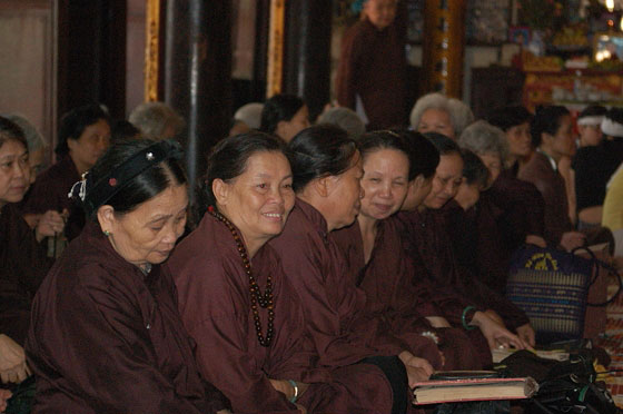 HANOI - I buddhisti credono nel kharma e nel ciclo delle rinascite: alla morte di una persona segue la sua rinascita