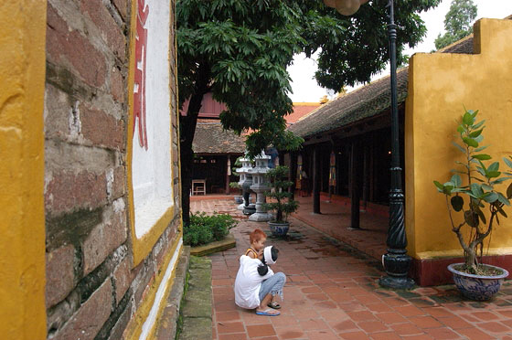 HANOI - Pagoda di Tran Quoc: sullo sfondo la Three gate Reception Area e a sinistra il Tempio delle Dee Madri e la Casa dei Patriarchi