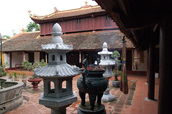 HANOI - Pagoda di Tran Quoc: tra lanterne e bruciatori di incenso in bronzo si intravede la Three gate Reception Area Madri 