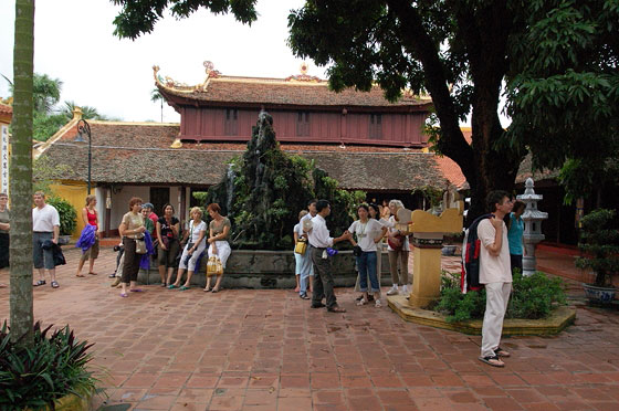 HANOI - Pagoda di Tran Quoc - Three gate Reception Area: la roccia serve a riequilibrare l'elemento Yang secondo i principi del Feng Shui
