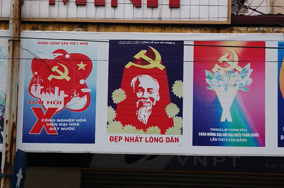 HANOI - Manifesti di propaganda comunista in P Trang Tien: si riconoscono il simbolo della falce e martello e il leader Ho Chi Minh 
