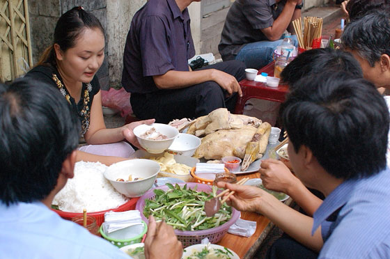 HANOI - Ovunque nella capitale la gente mangia seduta sui marciapiedi