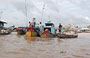 DELTA DEL MEKONG. Mercato galleggiante di Cai Rang: le variopinte imbarcazioni risaltano sull'acqua melmosa e si stagliano sul cielo terso