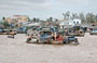 DELTA DEL MEKONG. Mercato galleggiante di Cai Rang: gruppi di battelli ormeggiati e sullo sfondo la città