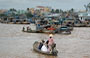 DELTA DEL MEKONG. Mercato galleggiante di Cai Rang: una piccola barca si avvicina ai battelli ormeggiati