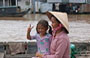 CAI RANG. Una bambina ci saluta felice dalla sua barca
