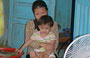 DELTA DEL MEKONG. Una madre e il suo piccolo al mercato cittadino di Cai Rang