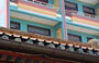 CAI RANG. Dal patio di una pagoda osserviamo questo edificio moderno che contrasta con la copertura in legno e ceramica della pagoda
