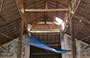 DELTA DEL MEKONG. L'alta copertura in legno del tempio semiabbandonato del villaggio 