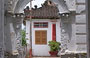 DELTA DEL MEKONG. Villaggio nei dintorni di Cai Rang: particolare della semplice facciata del tempio vista da un'arcata del patio