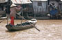 DELTA DEL MEKONG. Rientro a Saigon: ancora barche, donne che remano, il lento scorrere della vita sul fiume