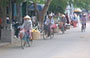 HOI AN. Donne in bicicletta nell'animata via D Tran Phu 